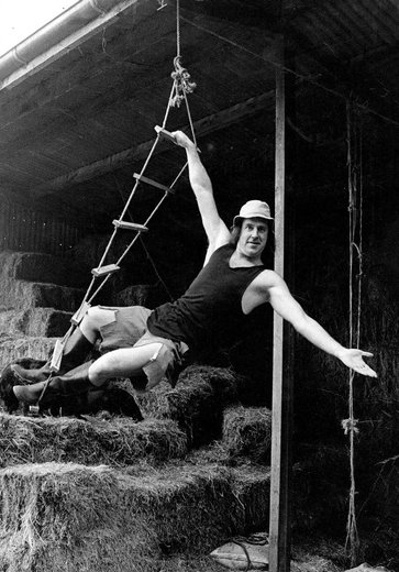 Fred_Dagg_Hay_Shed.jpg